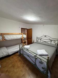 a bedroom with two bunk beds in a room at Il Rifugio Verde in Valle Agricola