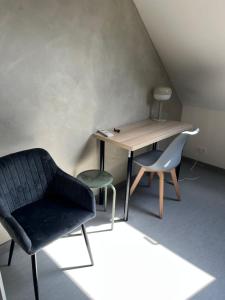 a office with a desk and a chair at Guesthouse Kriebeke in Tielt +18 photos