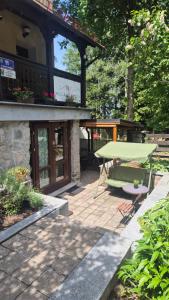 a picnic table on a patio in front of a building at Willa Elżbieta - komfortowy wypoczynek, znakomite recenzje Gości in Karpacz