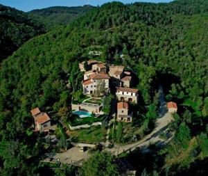 una vista aérea de una casa en una montaña en Montefienali Village La Chiocciola, en Gaiole in Chianti