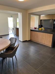a kitchen and dining room with a table and chairs at Guesthouse Kriebeke in Tielt