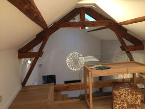 a room with wooden beams and a table at Le Pot de Miel d'Ugny in Ugny