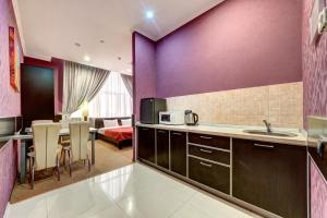 a kitchen with purple walls and a dining room at Terra Nova Spa Hotel in Hatne