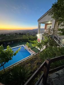 a house with a swimming pool in the yard at Casa rural Balcón de Monachil in Monachil