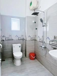 a bathroom with a toilet and a shower and a sink at Nhà nghỉ Thảo Thảo Quan Lạn Minh Châu in Quang Ninh