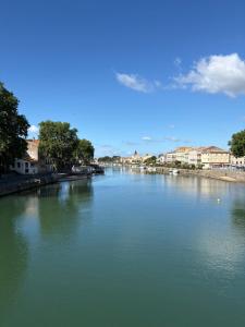 a view of a river with houses and buildings at Grande chambre in Agde