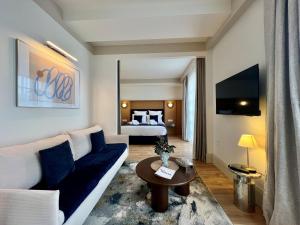a living room with a couch and a bed at Hôtel Villa Maïtia in Ustaritz