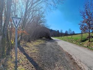 a road sign on the side of a road at Waldzauber Retreat in Nohfelden
