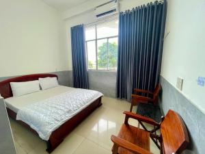 a bedroom with a bed and a window at khách sạn Mya in Ấp An Hòa (2)