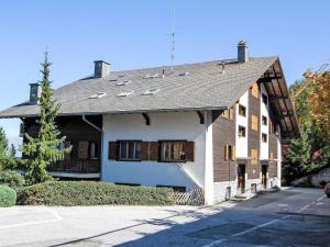a large white house with a gambrel roof at Studio Bellevue Veysonnaz in Veysonnaz