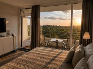 a bedroom with a bed and a balcony with a view at Timmendomizil - schöne Ferienwohnung in bester Lage - Sonnenseite in Timmendorfer Strand