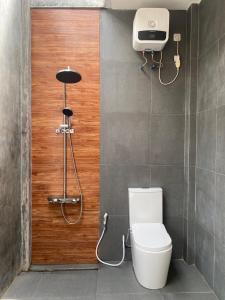 a bathroom with a toilet and a shower with a shower at Svaha Ubud Villas in Siantan +3 photos
