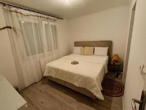 a bedroom with a bed and a window at Maison spacieuse in Saint-Julien-de-Concelles