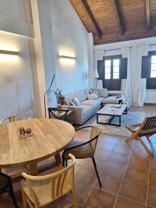 ein Wohnzimmer mit einem Tisch und einem Sofa in der Unterkunft Aneto Dúplex en Badaguas in Badaguás