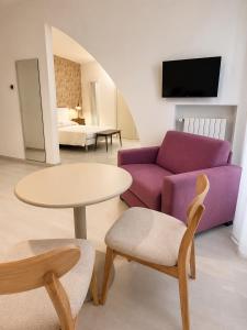 a living room with a couch and a table and chairs at Il Giramondo Suite&Room in Matera
