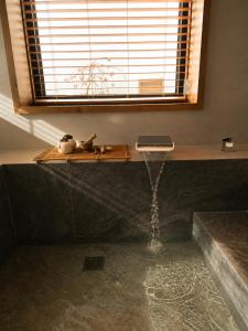 a laptop sitting on top of a bath tub with water at 한옥스테이 설화 in Gyeongju