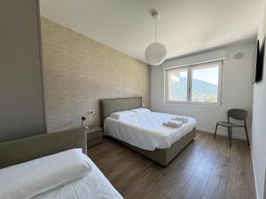 a bedroom with two beds and a window at BedE-Bike Apartments in Casazza