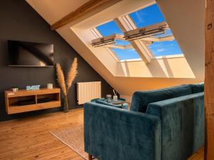 a living room with a blue couch and a skylight at T2 lumineux, hypercentre Angers in Angers
