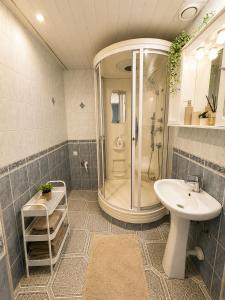 a bathroom with a shower and a sink at Kaare in Uuemõisa