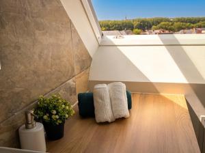 a bathroom with two towels and a window at T2 lumineux, hypercentre Angers in Angers