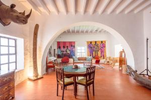 a living room with a table and chairs and an archway at Mongofre Agroturismo in Mahón