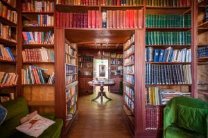 a library with many shelves of books at Mongofre Agroturismo in Mahón