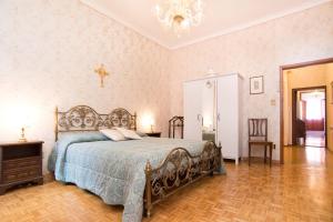 1 dormitorio con 1 cama y 1 cruz en la pared en Cà della Trifora, en Venecia