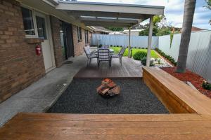 a patio with a table and chairs on a porch at Kingscote Getaway Kangaroo Island in Kingscote