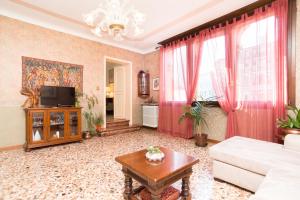 a living room with a couch and a tv at Cà della Trifora in Venice