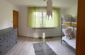 a bedroom with a bunk bed and a window at Zur Streuobstwiese in Storndorf
