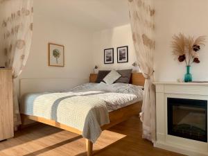 ein Schlafzimmer mit Bett und Kamin in der Unterkunft Inspiration - zwei Terrassen, Seeblick, privater Garten in Altmünster