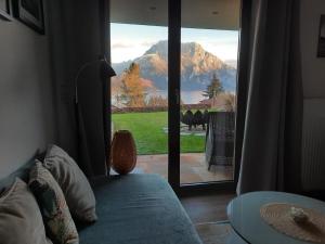 Ein Zimmer mit Sofa und Bergblick in der Unterkunft Inspiration - zwei Terrassen, Seeblick, privater Garten in Altmünster