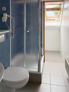 a bathroom with a shower and a toilet at Steuerbord in Prerow