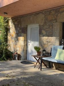 eine Veranda mit einer Bank neben einer Tür in der Unterkunft La Ventanita Del Campo in La Cavada
