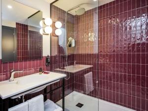 a bathroom with a sink and a mirror at Ibis Styles Madrid Centro Maravillas in Madrid