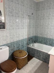 a bathroom with a toilet and a bath tub at Lydia Cabo Cope in Calabardina