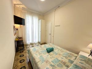 a bedroom with a bed with a green pillow on it at Rooms Diputacion in Barcelona +7 photos