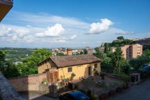 a small yellow house sitting on top of a building at Alfredo II Affittacamere in Siena