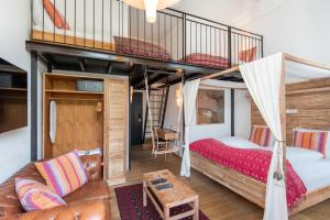 a bedroom with two bunk beds and a couch at Lulu Guldsmeden in Berlin