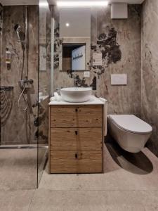 ein Badezimmer mit Waschbecken, Toilette und Dusche in der Unterkunft John's Lodge in Les Collons + 18 Fotos