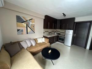 ein Wohnzimmer mit Sofa und Tisch in der Unterkunft luxrooms in Ofrynio