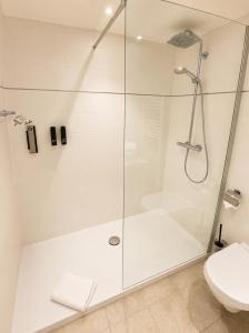 a shower with a glass door in a bathroom at Timmendomizil - schöne Ferienwohnung in bester Lage - Sonnenseite in Timmendorfer Strand +22 photos