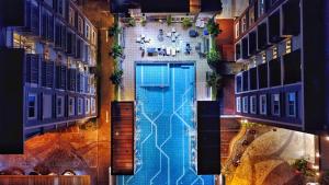 Πισίνα στο ή κοντά στο The Contrast i Hotel