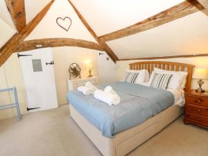 a bedroom with a bed with towels on it at Tovah in Yarmouth