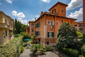 an image of a building in a city at Hotel Aventino in Rome