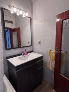 a bathroom with a sink and a mirror at Casa en Manuel in Manuel