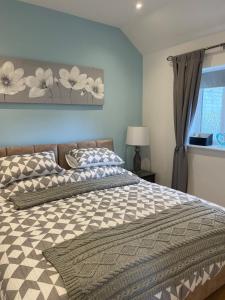 a bedroom with a bed and a painting on the wall at Stylish Apartment Coppcliffe Grantham in Grantham