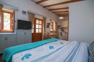 una camera da letto con un letto con una coperta blu e bianca di Roberto Apartments a Veli Lošinj (Lussingrande)