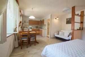 una stanza con cucina, tavolo e sedie di Roberto Apartments a Veli Lošinj (Lussingrande)