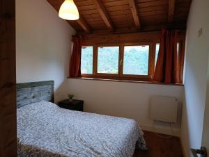a bedroom with a bed and a window at Casa con encanto in Arredondo